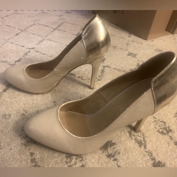 Aldo Wademan Pump Cream with Gold Heel - Picture 1 of 5